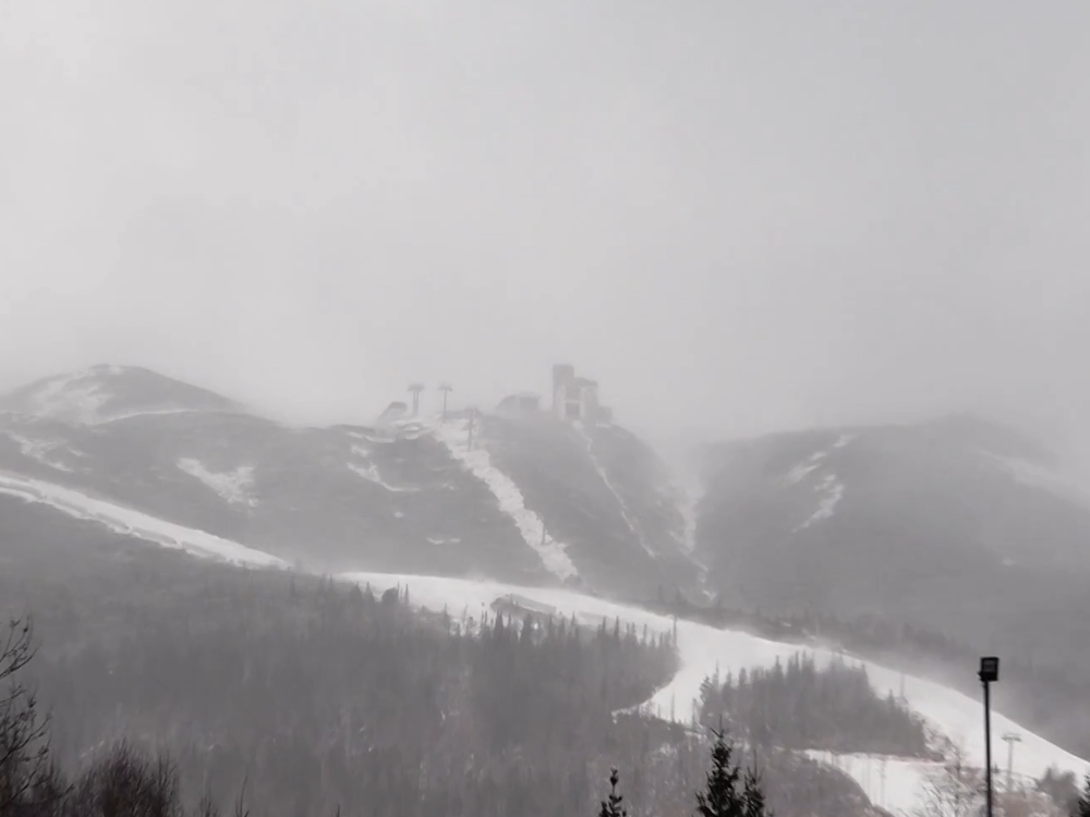 Pád lavíny vo Vysokých Tatrách si vyžiadal životy dvoch lyžiarov