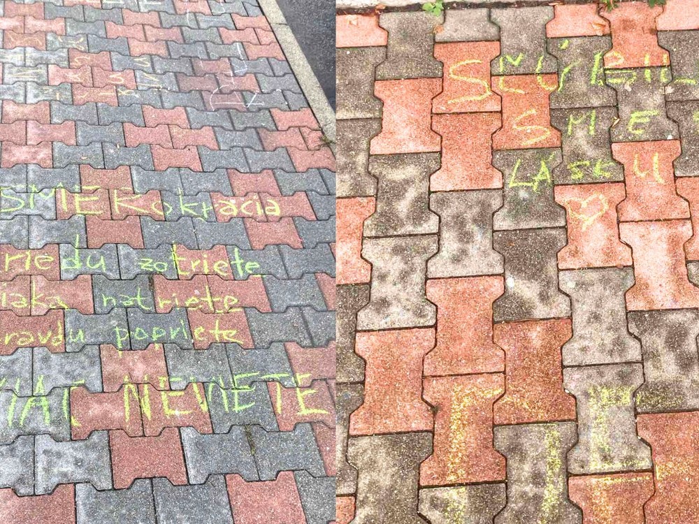 Prednáška Fica v Poprade: Študenti mu na chodníku zanechávajú odkazy napísané kriedou