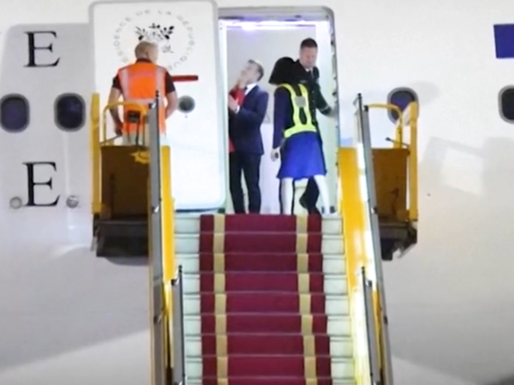 Novinár prezradil, prečo dostal Macron facku od manželky