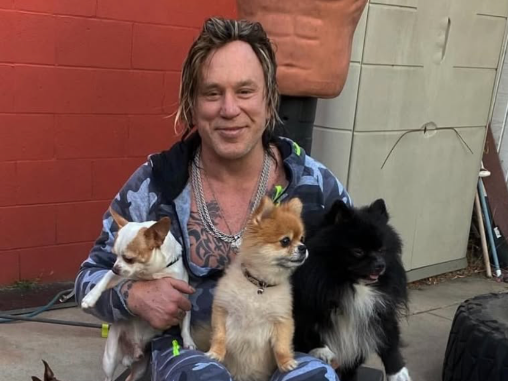 Vysťahovali ho z domu! Hviezdny herec napriek tomu zúri, že sa mu zbierali ľudia na nájom!