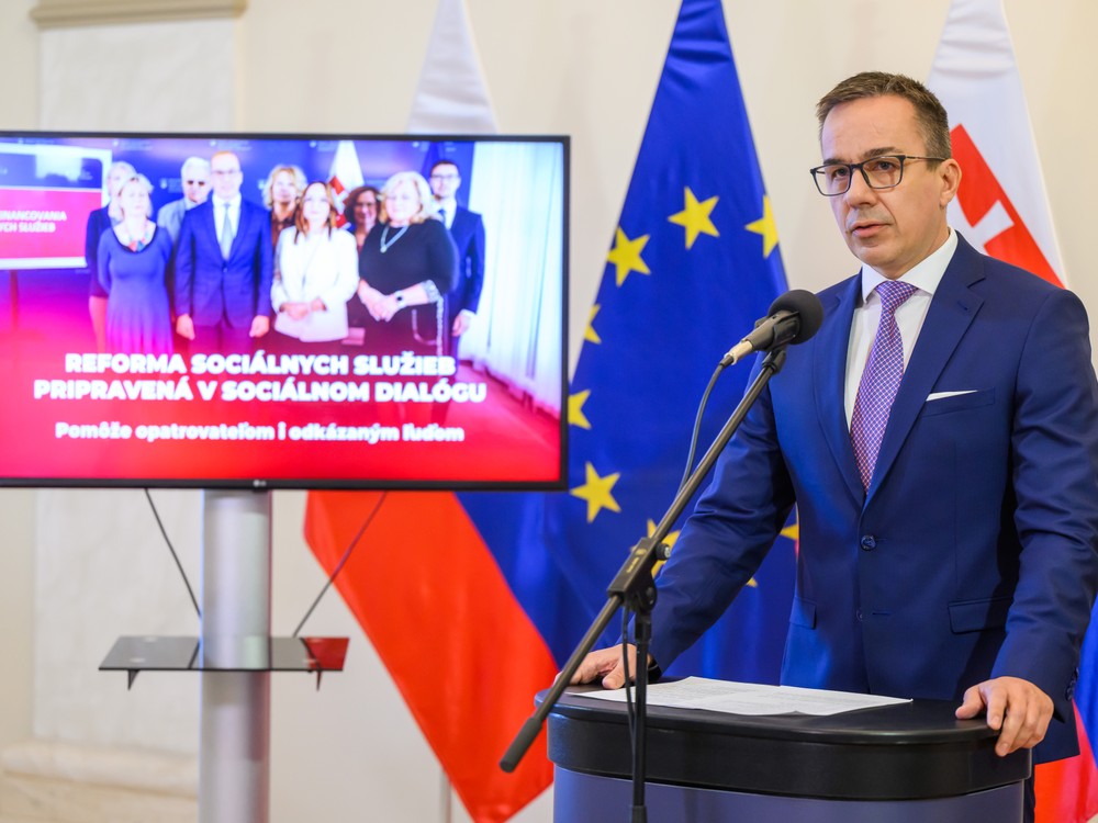 Vláda schválila zákon o príspevku na pomoc pri odkázanosti. Čo sa zmení?