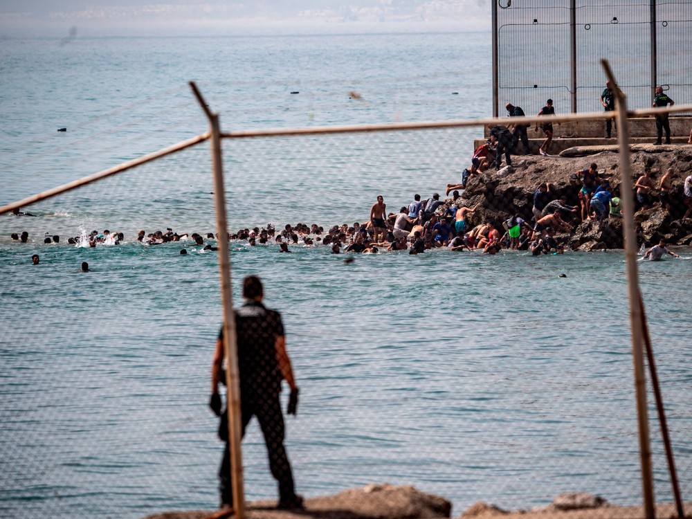Migranti z Maroka opúšťajú Ceutu. Tvrdia, že čelia vyhrážkam a nedostatku pomoci