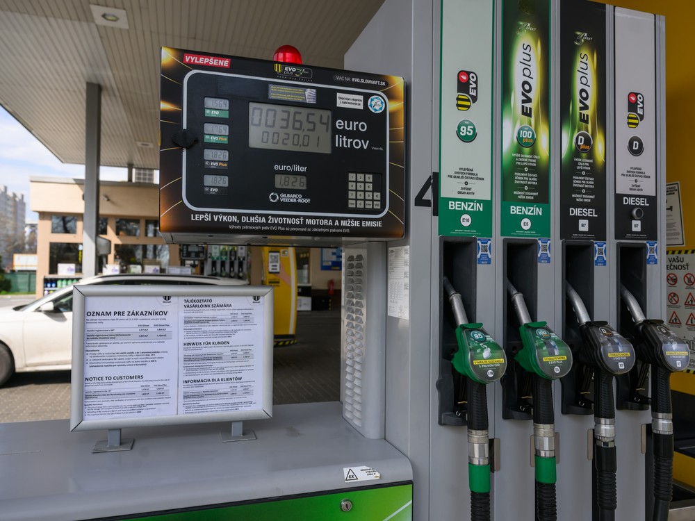 Koľko zaplatíte na čerpacej stanici v okolí Slovenska? Prehľad pravidiel v susedných krajinách