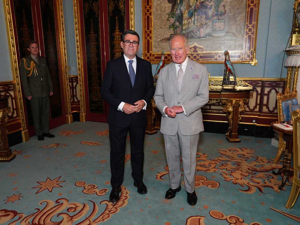 Británia má nového premiéra: Burnham menoval aj prvých ministrov