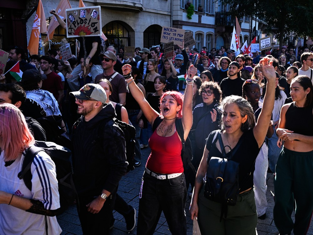 Do Belehradu dorazili tisíce demonštrantov. Študenti pred voľbami mobilizujú Srbsko