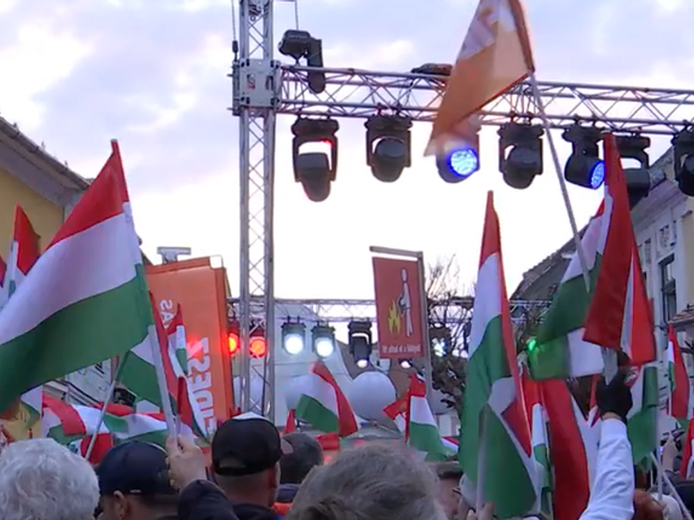 Primátor Győru podáva trestné oznámenie po násilí na Orbánovom mítingu