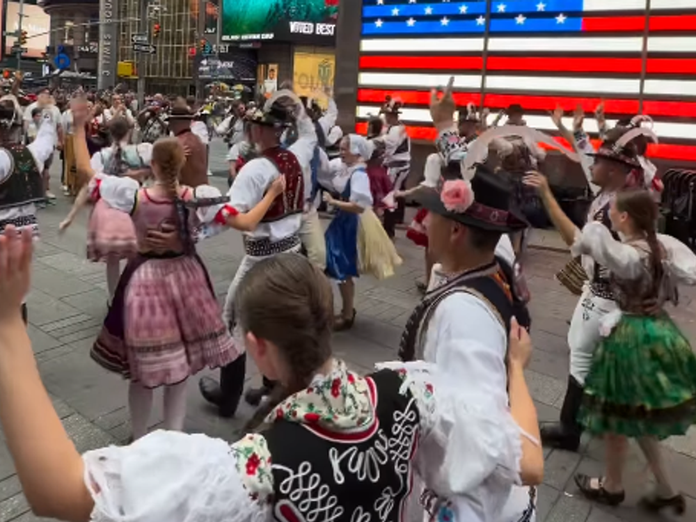 VIDEO: Slovenský folklórny súbor roztancoval Times Square v New Yorku