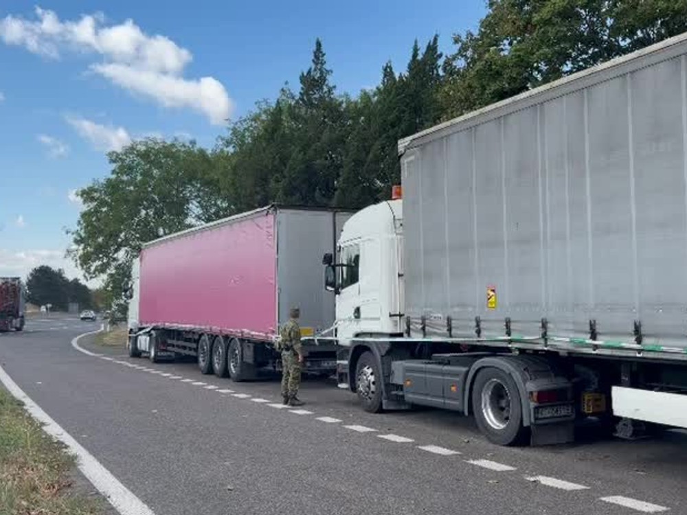 Policajná akcia na odpočívadle: Odstavené kamióny a diera v poli