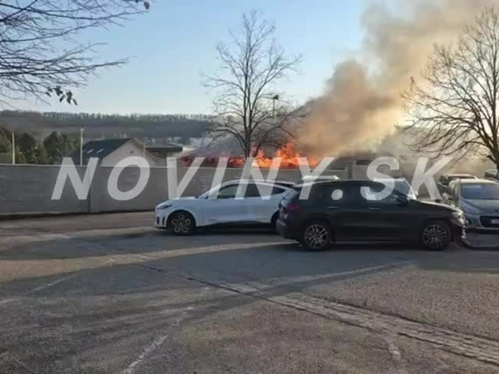 Požiar v areáli kúpaliska v Podhájskej: horel altánok so slamou