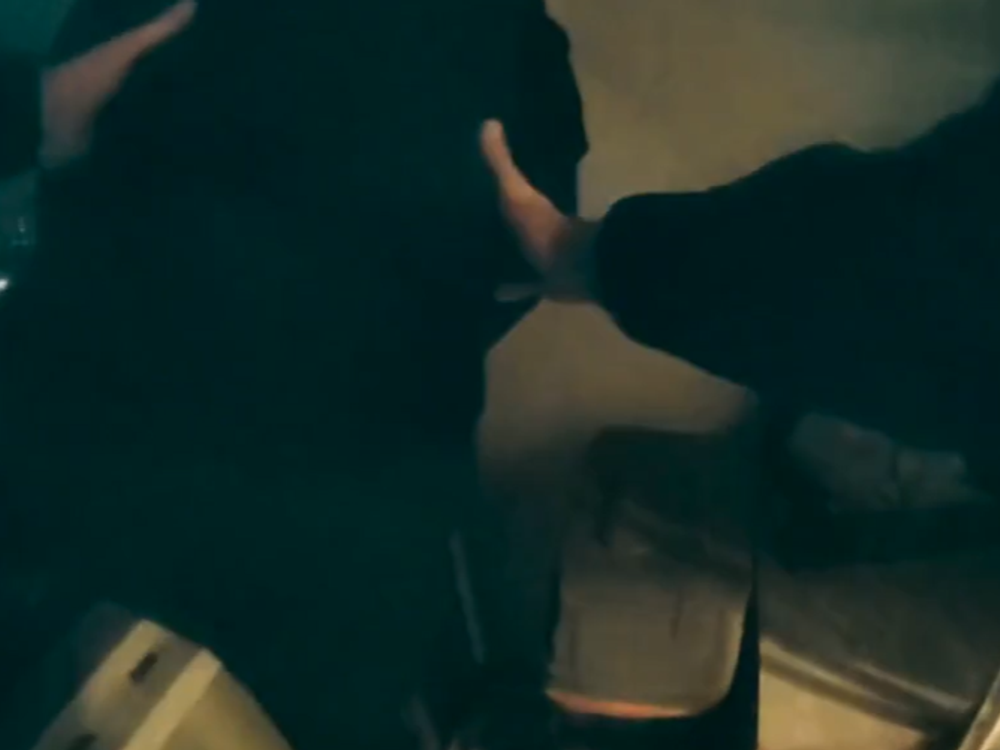 Napínavá záchranná akcia: Policajt liezol cez balkóny, aby sa dostal ku kričiacemu mužovi v núdzi