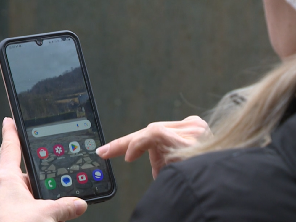 Matka našla v telefóne dcéry (12) znepokojivé správy. Muž si s ňou dohadoval sexuálne stretnutie