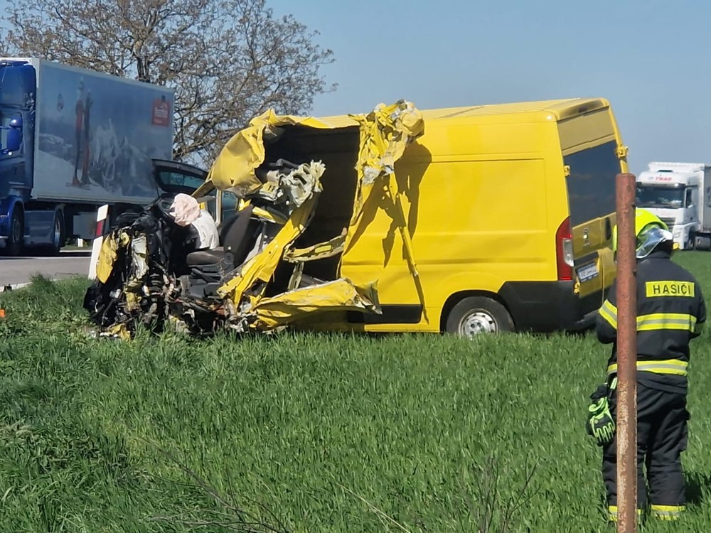 Čelná zrážka pri Nitre: Dodávka sa zrazila s kamiónom, zasahuje vrtuľník