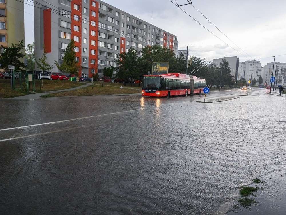 Ničivá búrka sa presúva cez Slovensko: So silným dažďom treba rátať aj v piatok