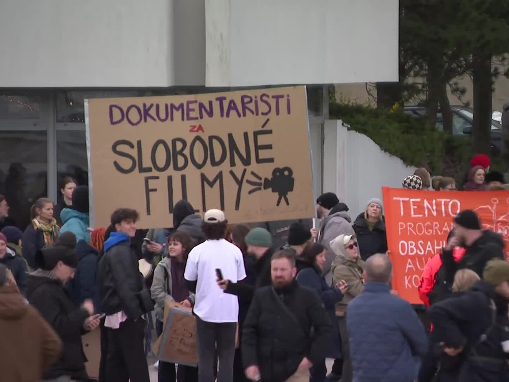 Účastníci protestu žiadajú odchod vedenia ministerstva kultúry a Fondu na podporu umenia