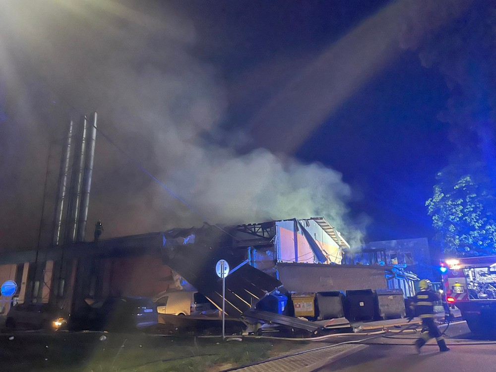 Výbuch v areáli firmy: Po explózii horela budova, časť strechy odletela