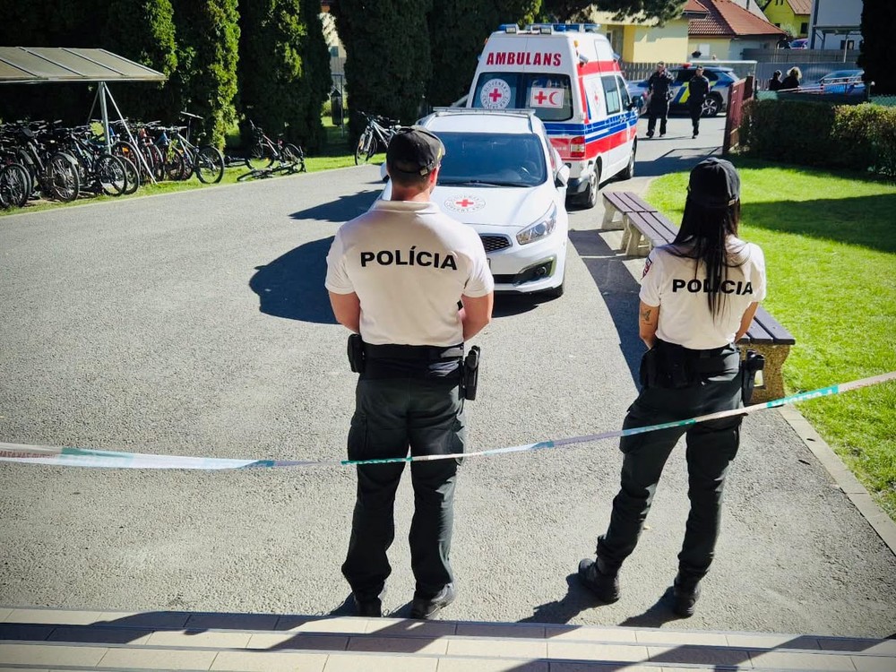 ONLINE: Po útoku žiaka v Staškove zomrela učiteľka. Chlapec údajne vytvoril zvrátený obrázok