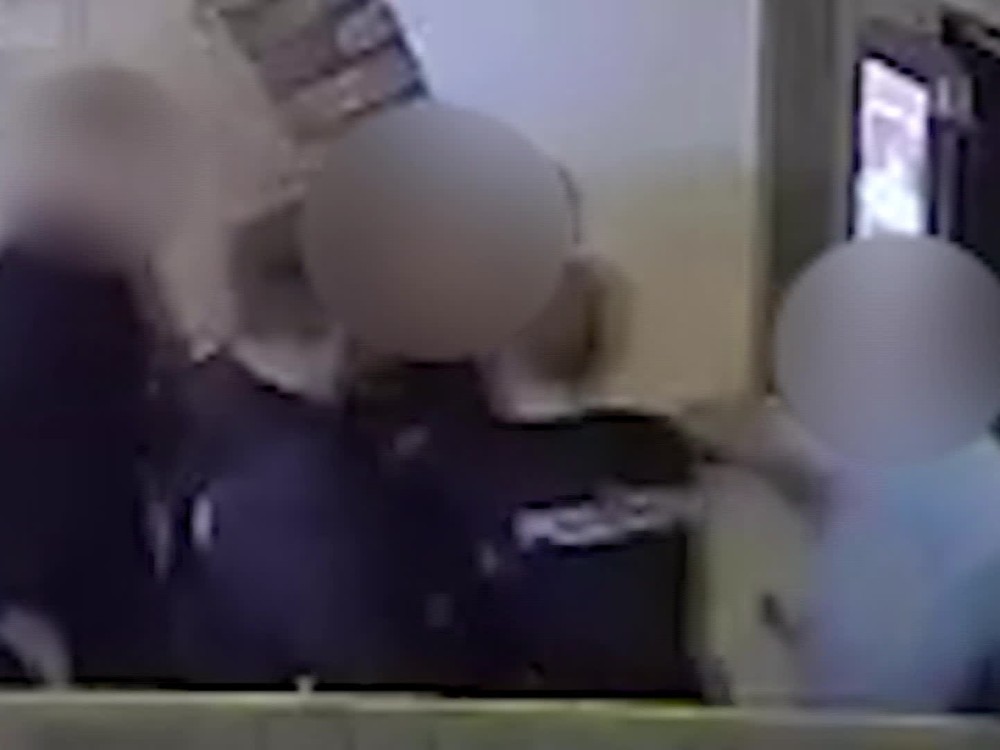 Profesionálny vojak mal po hádke napadnúť policajtov. Incident zachytila kamera