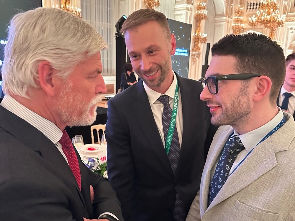 Internet zaplavilo falošné video, kde Petr Pavel bozkáva ruku Sorosovi. Pravdu odhalil detail