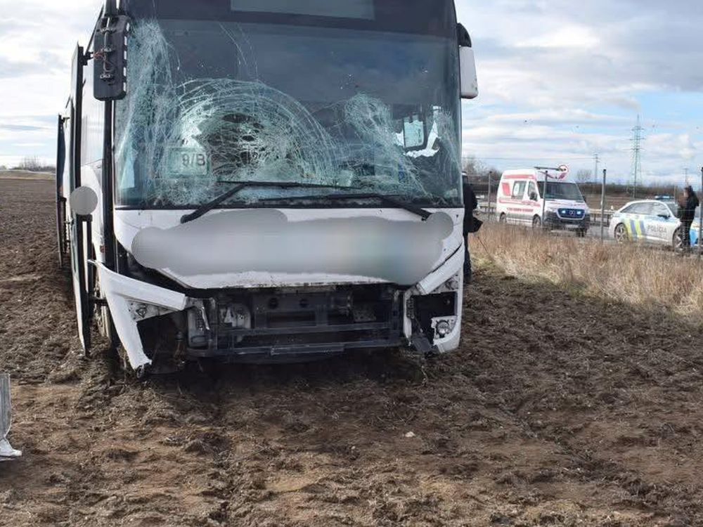 Hrozivá nehoda na R1: Autobus skončil v poli, záchranári evidujú zranenia