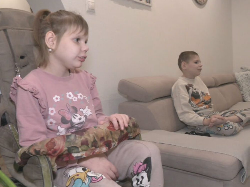 Katarína sa sama stará o dve choré deti. Napriek ťažkému osudu je aj ona Dobrým anjelom