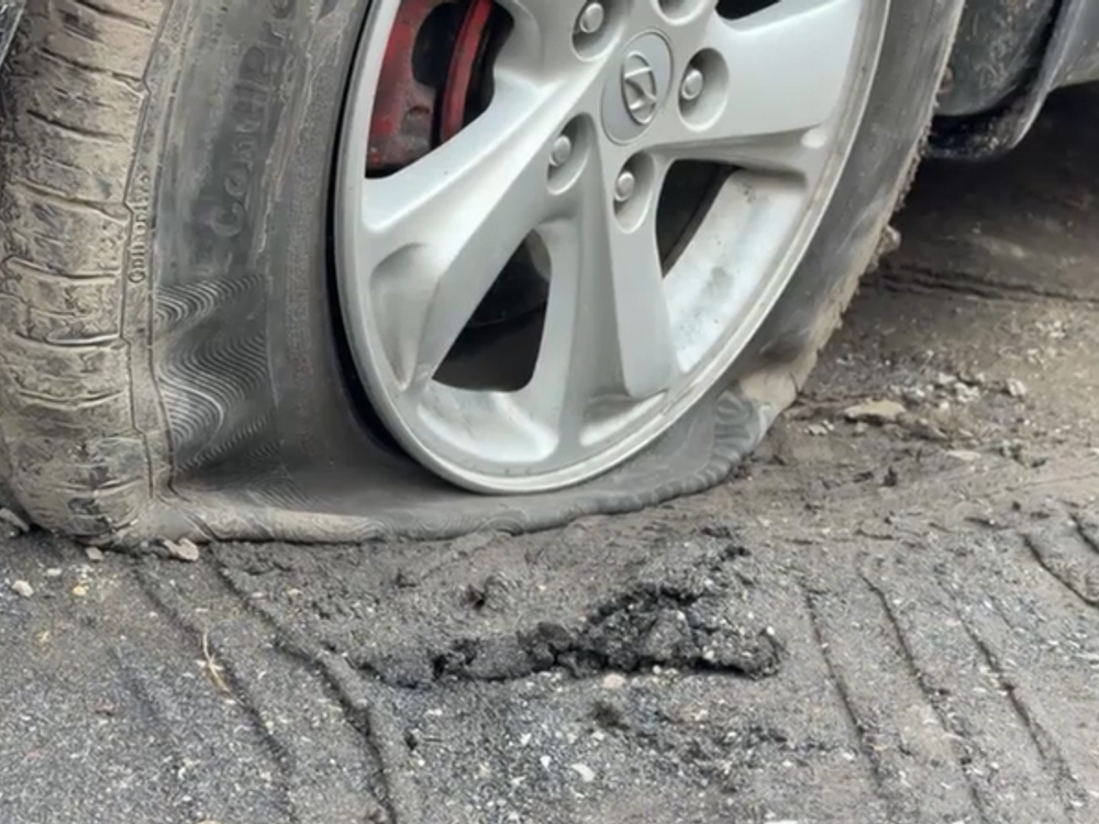 Nočný útok na autá: Páchateľ poškodil pneumatiky na viac ako 30 vozidlách