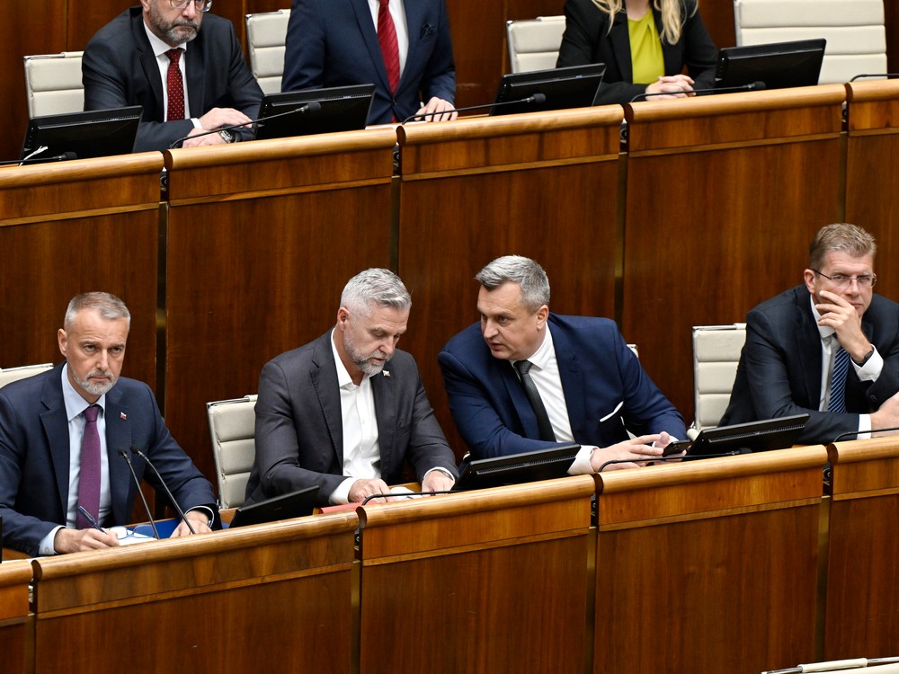 Poslanci NR SR schválili transformáciu ÚOO na nový úrad