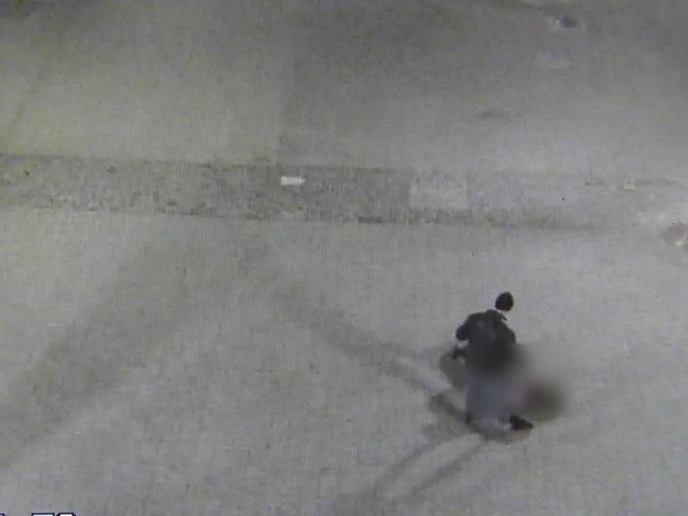 Agresor kopal do dverí obchodného domu. Na mieste nevyčíňal prvýkrát