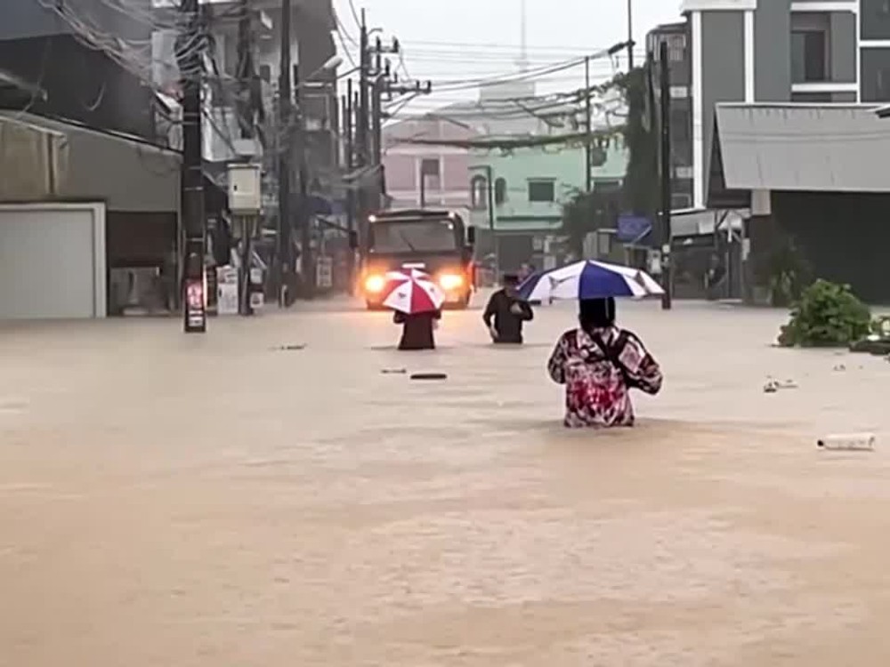 Počet obetí záplav v Thajsku vzrástol na 145. V krajine platí stav núdze