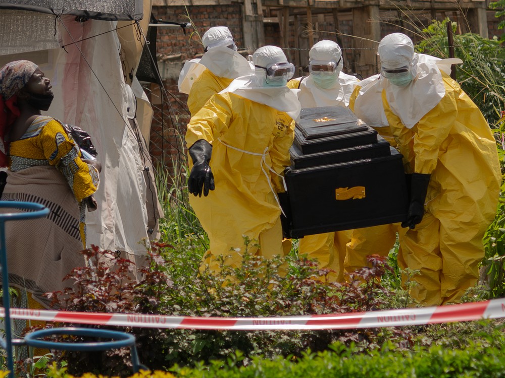 Svet sa obáva smrtiaceho vírusu: Dá sa ebola prežiť?