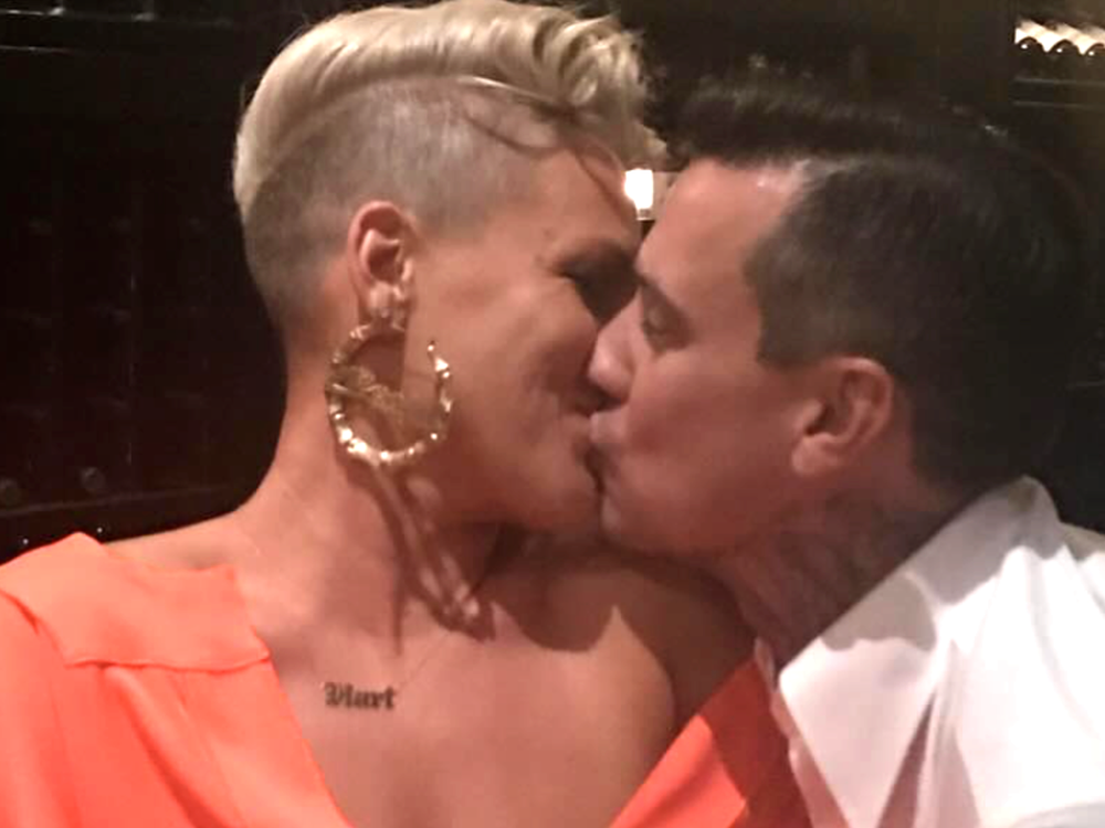 Tvária sa ako dokonalá rodina, no pravda je iná: Manželstvo hviezdnej speváčky sa rúca!