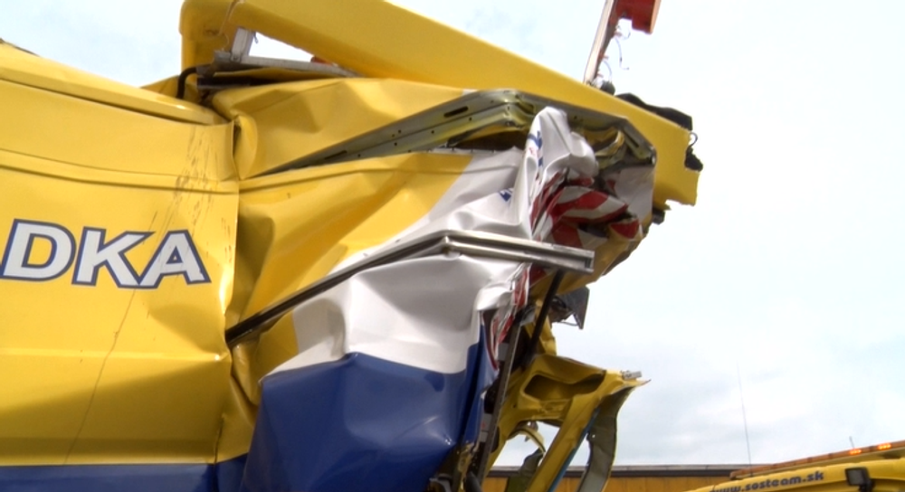 Odstavené vozidlo cestnej hliadky nabral kamión 