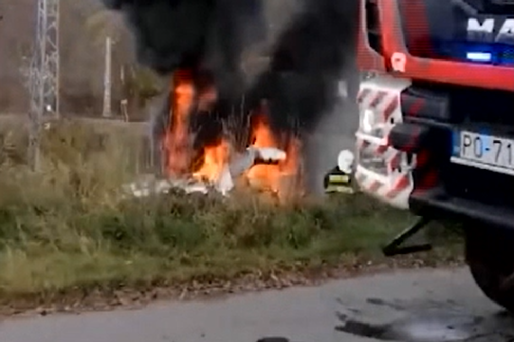 Vodičovi začalo horieť cestou zo servisu auto. Zostali iba obhorené plechy
