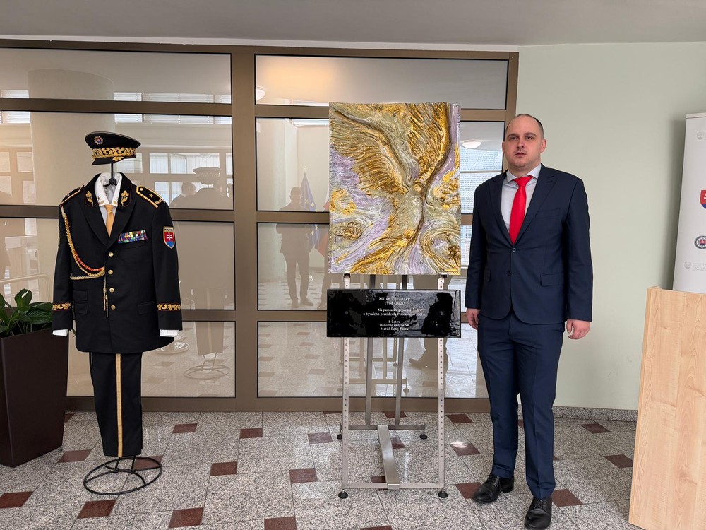 Šutaj Eštok daroval synovi Lučanského reliéfnu plastiku „Padlý anjel“