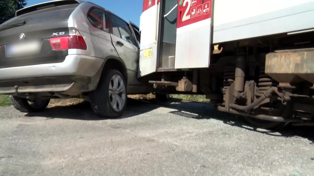 Auto sa zrazilo s osobným vlakom