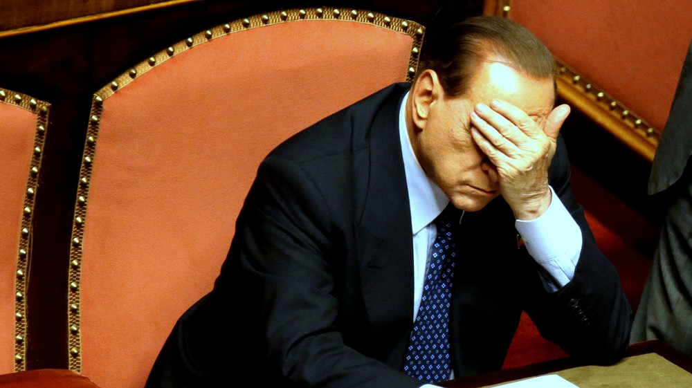 Silvio Berlusconi hlava v rukách nevidno tvár