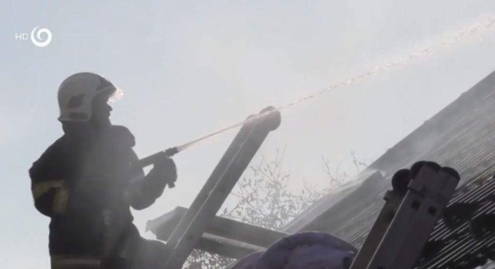 Strecha v plameňoch: Pomoc hasičov z okolia Sniny potreboval ich vlastný kolega 