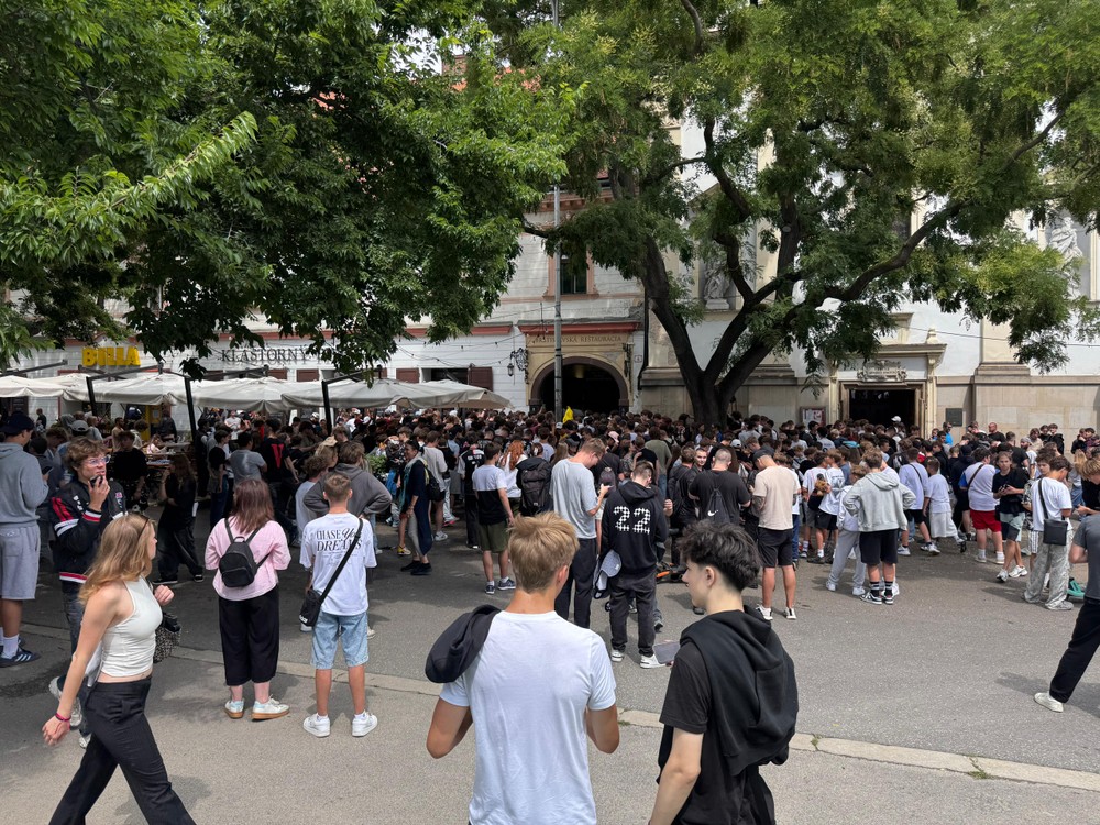 Dav fanúšikov čakajúci na IShowSpeed pred reštauráciou 2