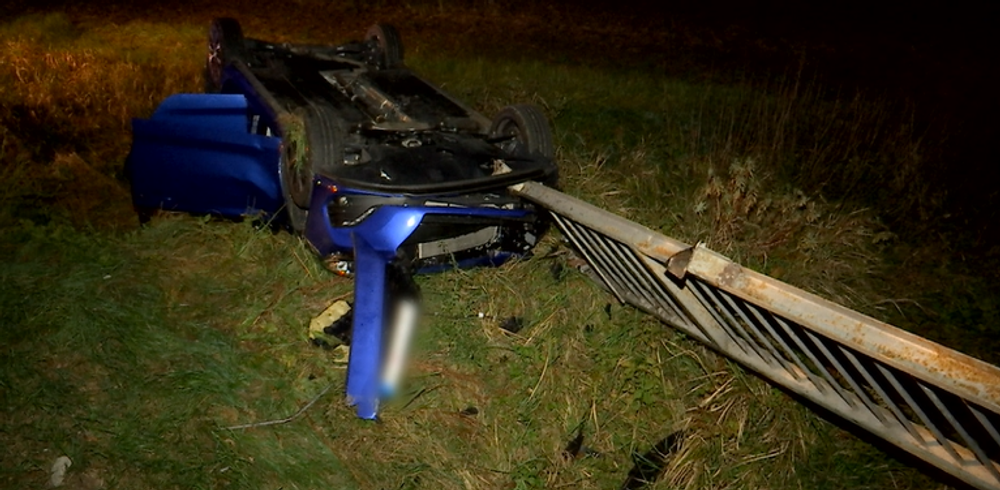 Vodič zaparkoval na streche. Do priekopy vzal zo sebou zábradlie aj zvodidlo