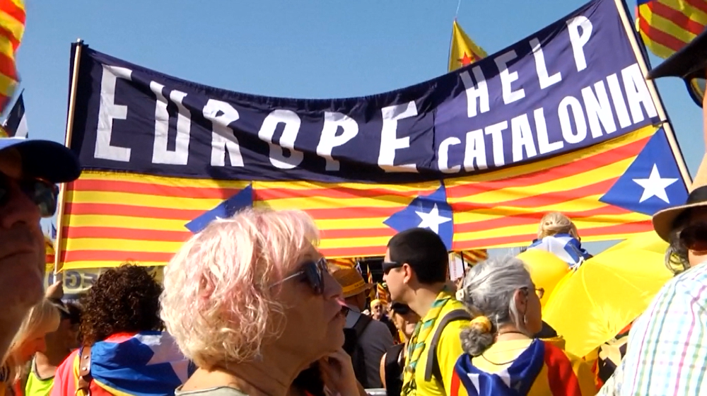 Úvodné zasadnutie nového Európskeho parlamentu poznačili protesty