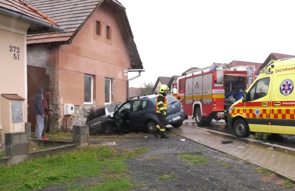 Dve osobné autá skončili v rodinnom dome