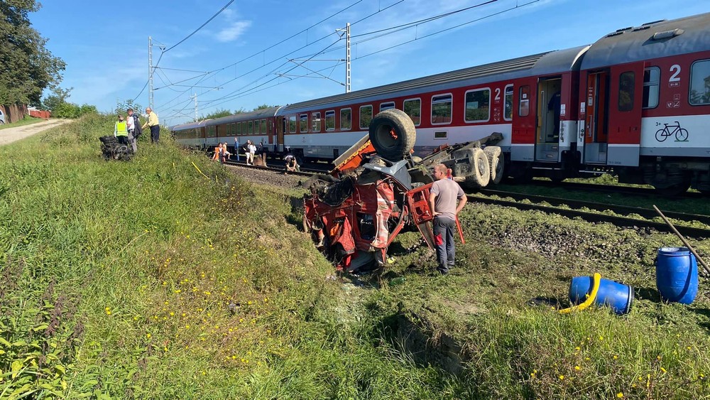 Nehoda nákladného auta s vlakom