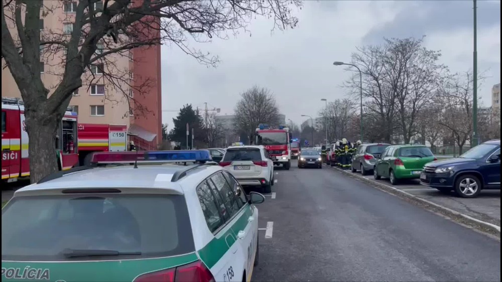 [multi] V hlavnom meste horia pivnice výškového paneláku 2518