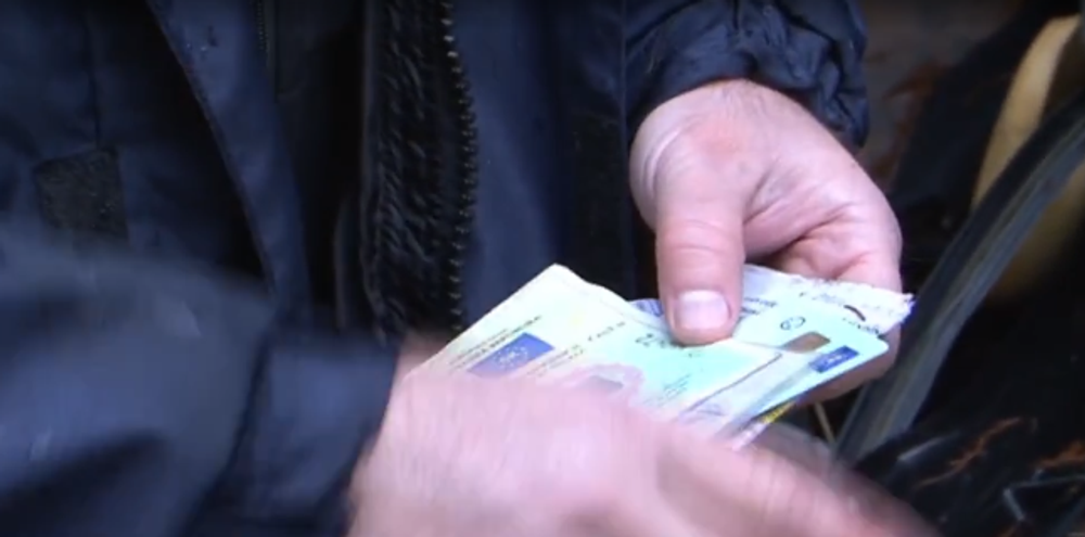 Turisti našli uprostred lesa čiernu skládku s auto-dielmi. Palubná skrinka ukrývala nečakaný obsah