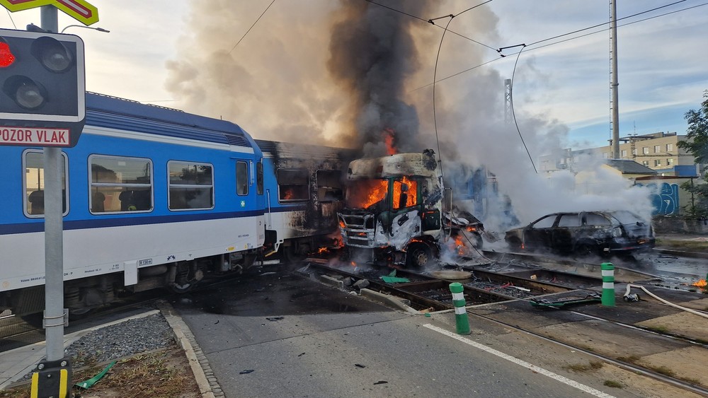 zrážka vlak kamion požiar hasiči (12)
