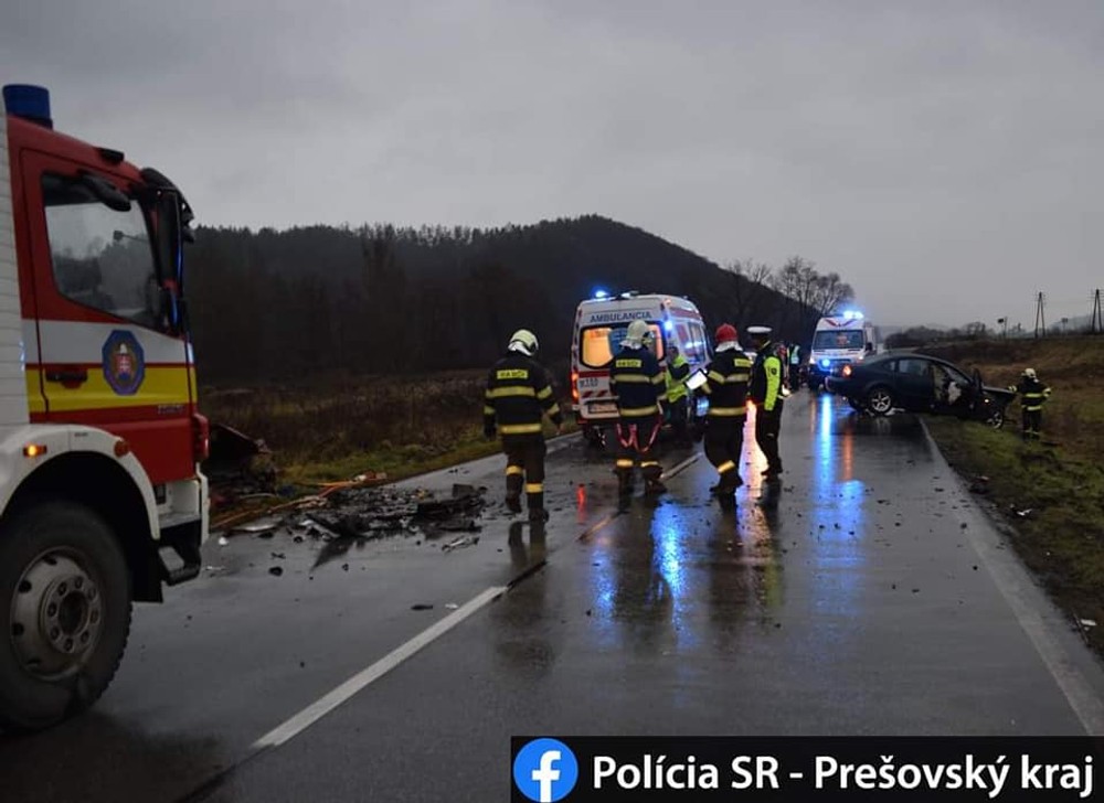 Čelná zrážka sa skončila tragicky, vodič zraneniam na miesto podľahol