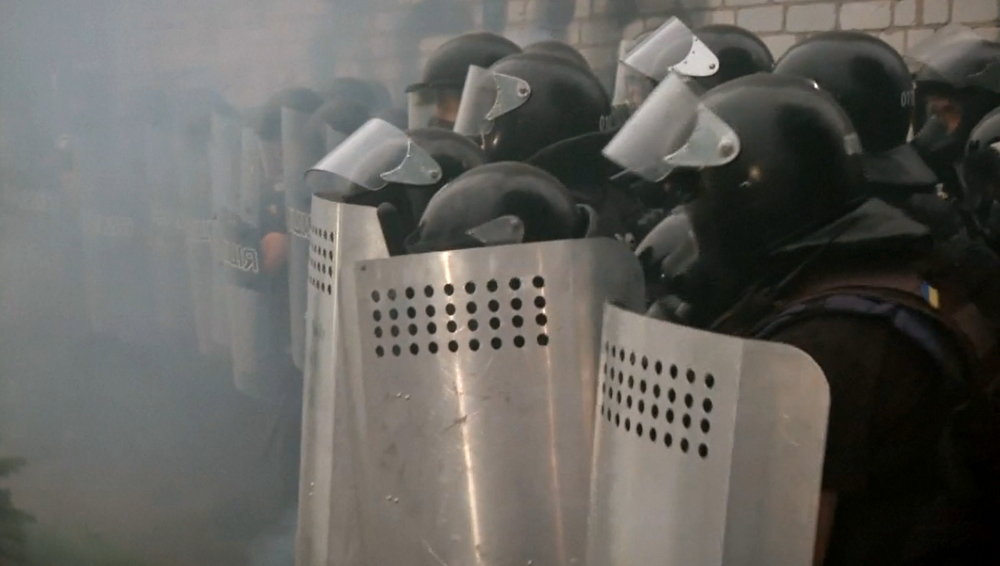 Stovky ľudí vyšli na protest do ulíc po zastrelení 5-ročného chlapca opitými policajtmi na Ukrajine