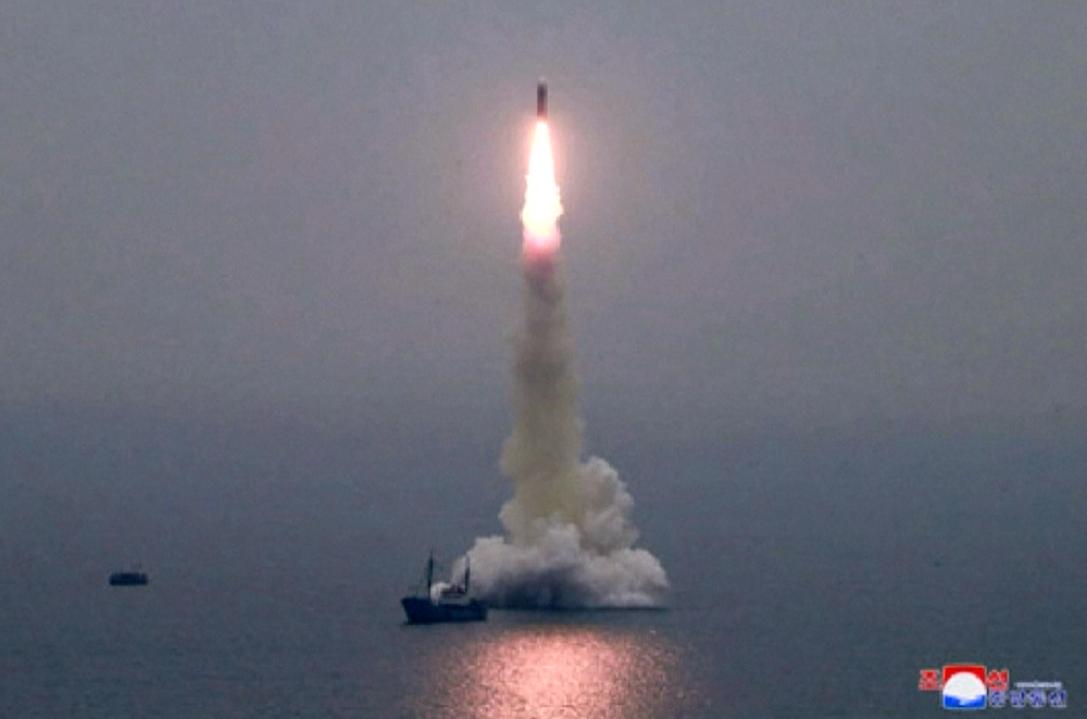 KĽDR otestovala raketu odpálenú pod vodou. Upevňuje si pozíciu pred ďalším rokovaním s USA