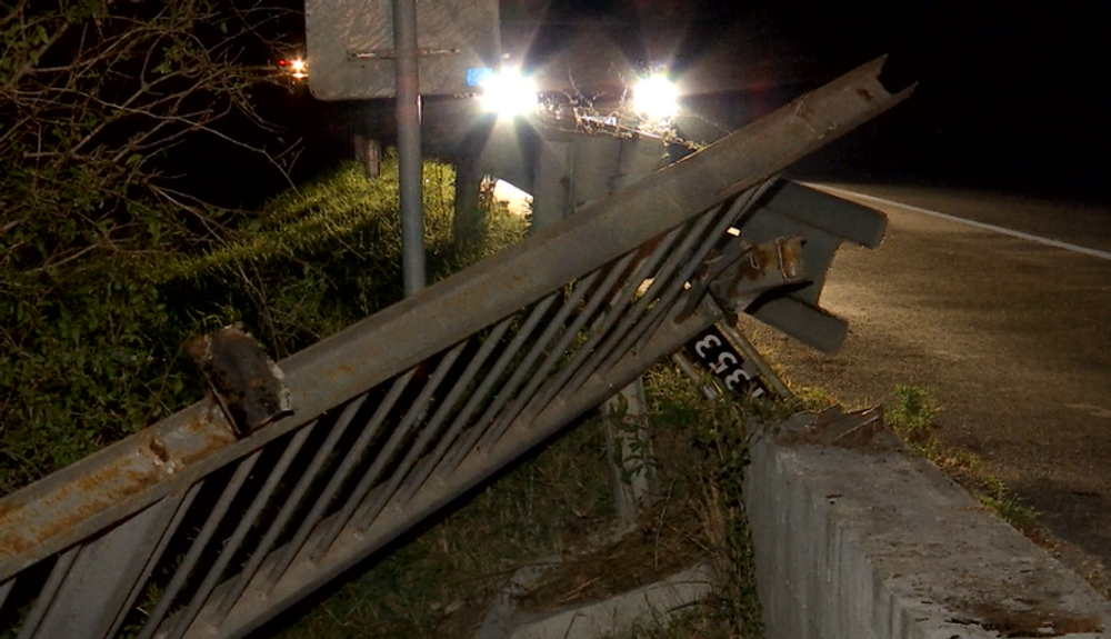 Vodič zaparkoval na streche. Do priekopy vzal zo sebou zábradlie aj zvodidlo