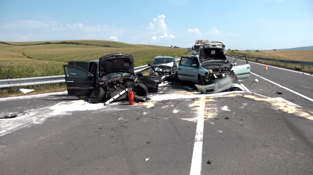 Vinník nedal prednosť v jazde, skončilo to zrážkou troch áut