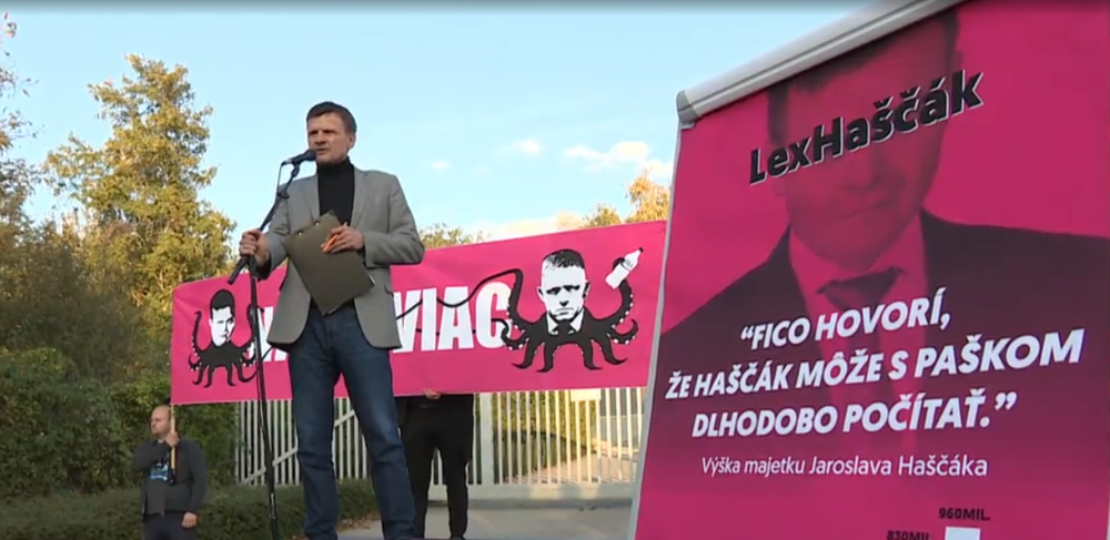 Gorila opäť ožíva aj v uliciach. Pred domom Haščáka sa zhromaždil dav demonštrantov